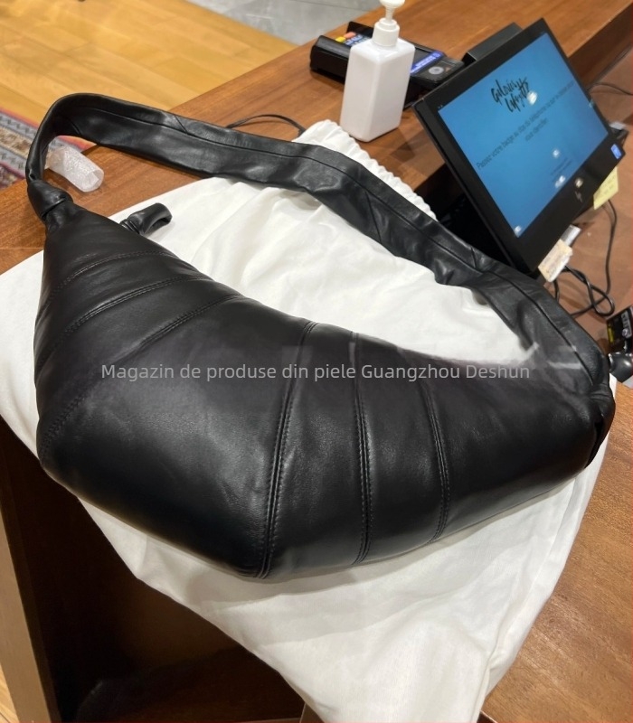 Geantă croissant din piele de miel, închidere cu fermoar, căptușeală din pânză, textură moale, curea cu o singură bretea, Spring 2023