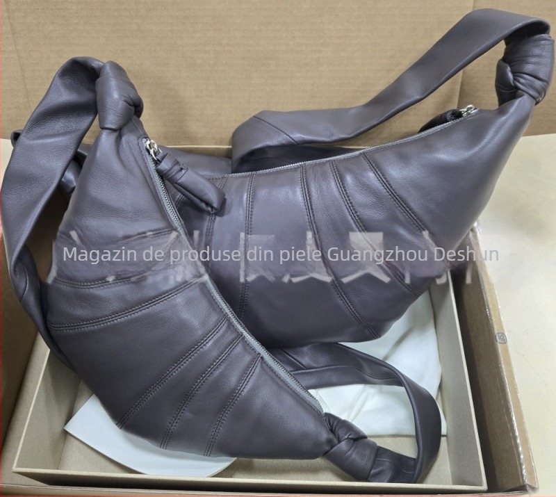 Geantă croissant din piele de miel, închidere cu fermoar, căptușeală din pânză, textură moale, curea cu o singură bretea, Spring 2023