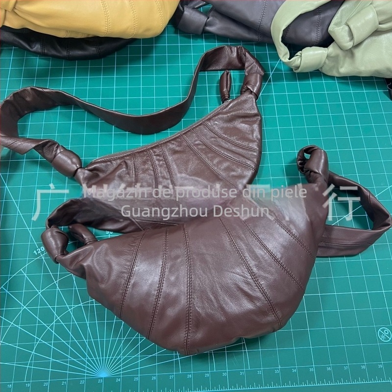 Geantă croissant din piele de miel, închidere cu fermoar, căptușeală din pânză, textură moale, curea cu o singură bretea, Spring 2023