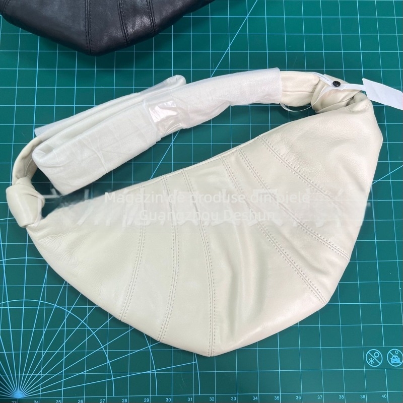 Geantă croissant din piele de miel, închidere cu fermoar, căptușeală din pânză, textură moale, curea cu o singură bretea, Spring 2023