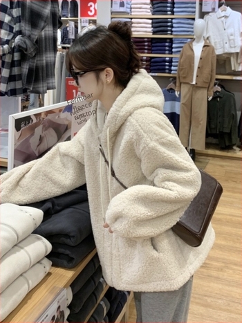 Jachetă matlasată cu blană de miel, cu glugă, croială lejeră, lungime medie, poliester