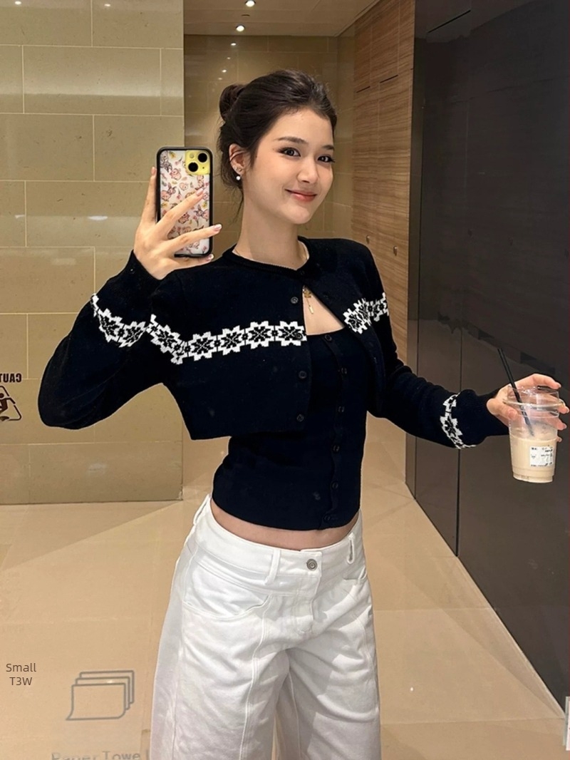 Set din două piese: cardigan tricotat cu glugă și top camisole, model fulg de zăpadă, mâneci lungi, decolteu rotund (material: fire de bază 50–70% și acril <30%)
