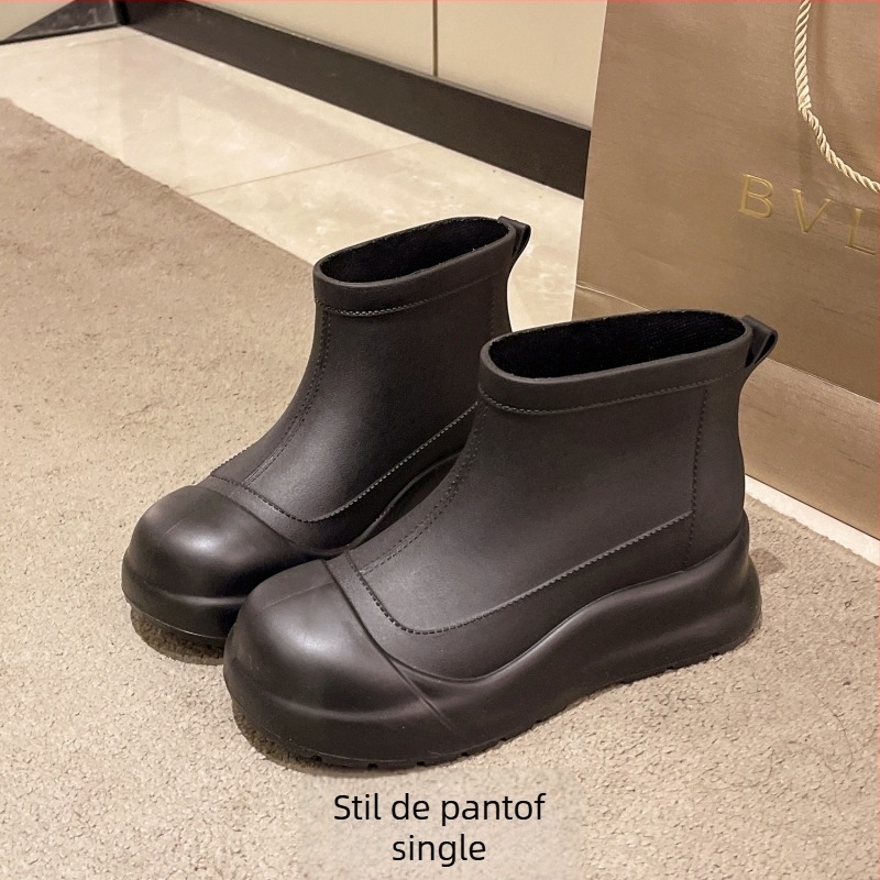 Cizme de ploaie pentru femei din PVC - gambă joasă, construcție îngroșată, toc mic de 1–3 cm, model monocrom