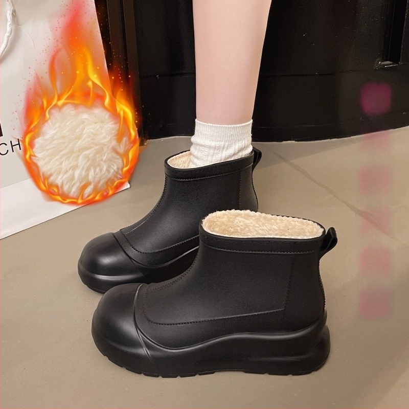 Cizme de ploaie pentru femei din PVC - gambă joasă, construcție îngroșată, toc mic de 1–3 cm, model monocrom