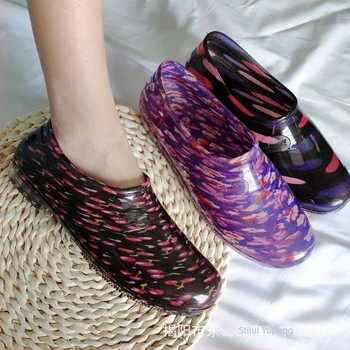 Cizme de ploaie pentru femei, din PVC, gambă joasă, model floral, toc plat