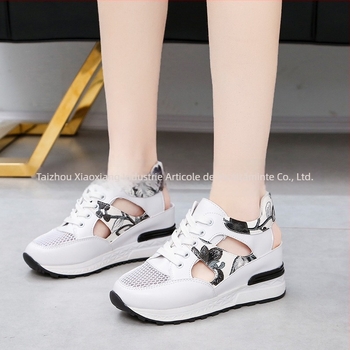 Sandale sport respirante cu plasă perforată, ridicare internă, închidere cu șireturi, vârf rotund, partea superioară PU, talpă din cauciuc