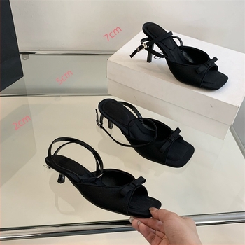 Sandale cu bretele din satin, vârf pătrat, toc subțire, înălțime toc 3-6 cm