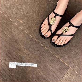 Sandale T-strap cu curele încrucișate și cataramă metalică – exterior din piele de vacă, vârf rotund, talpă groasă, închidere cu cataramă, interior microfibră