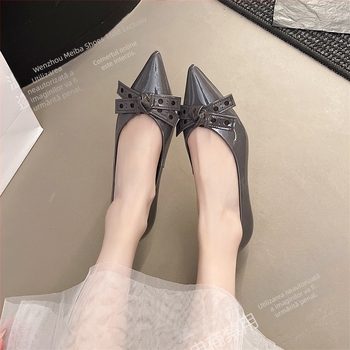 Pantofi Daphne pentru femei – vârf ascuțit, din piele de vițel lacuit, toc mediu 3-5 cm, căptușeală din piele de oaie, talpă din cauciuc