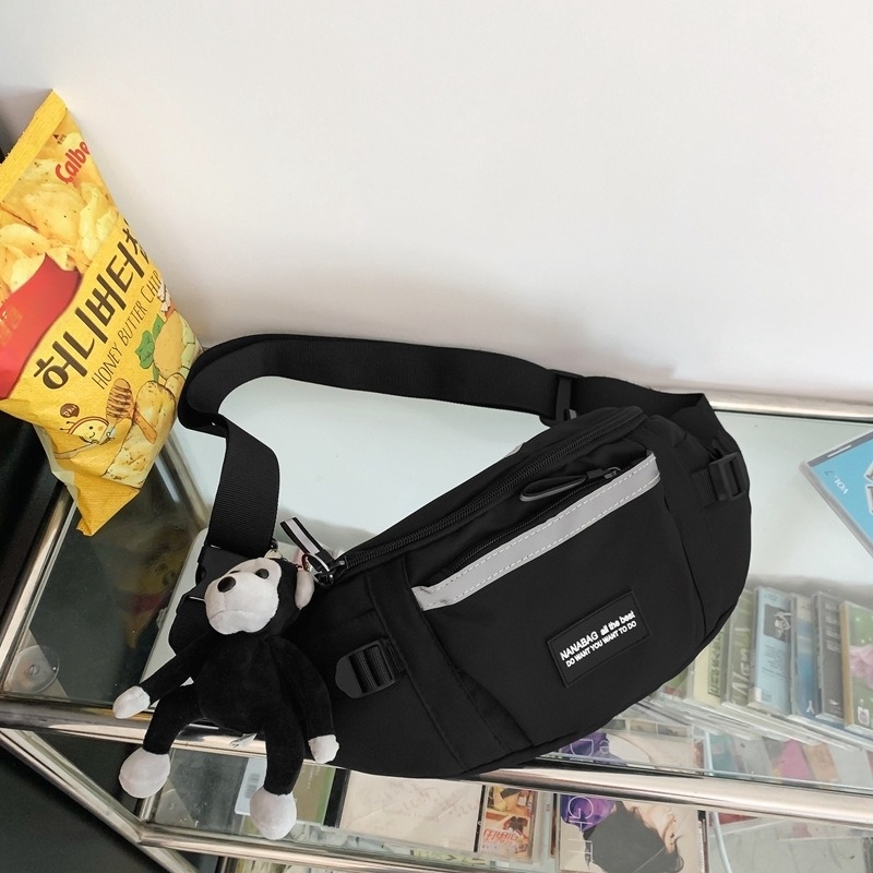 Geantă crossbody pentru bărbați, stil urban minimalist, material Oxford, închidere cu fermoar, buzunare pentru telefon și documente, buzunar interior.