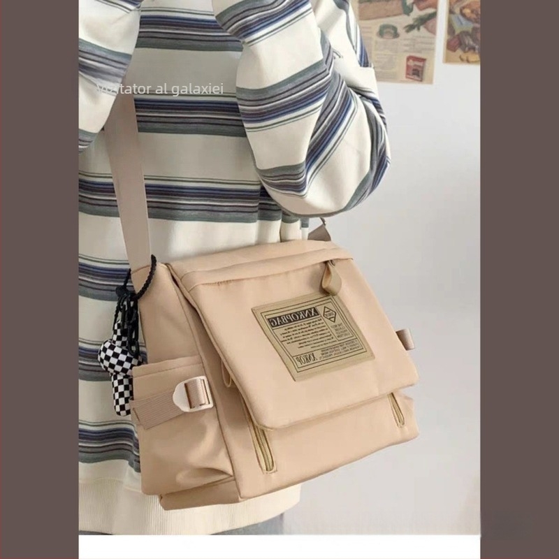 Geantă messenger în stil japonez de lucru, nylon, formă rotundă, închidere cu capac, buzunar interior cu fermoar