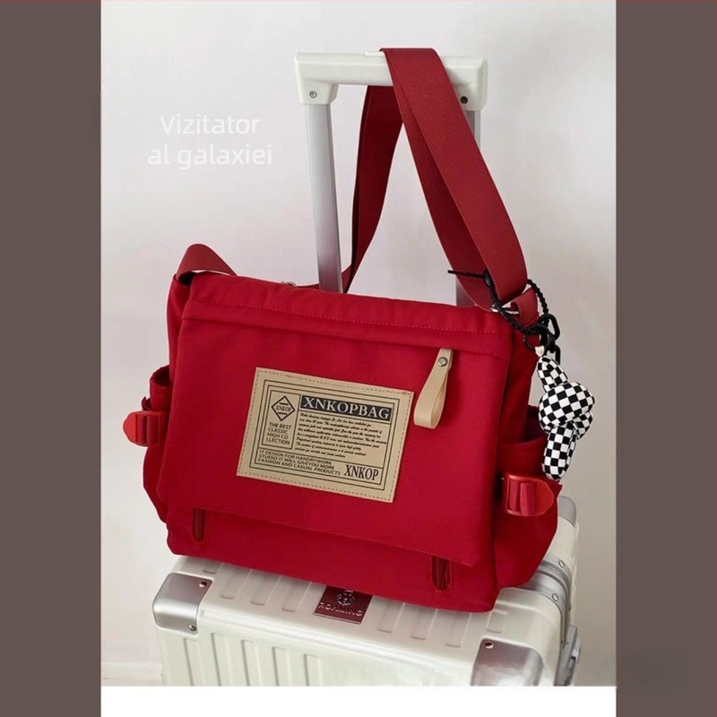 Geantă messenger în stil japonez de lucru, nylon, formă rotundă, închidere cu capac, buzunar interior cu fermoar