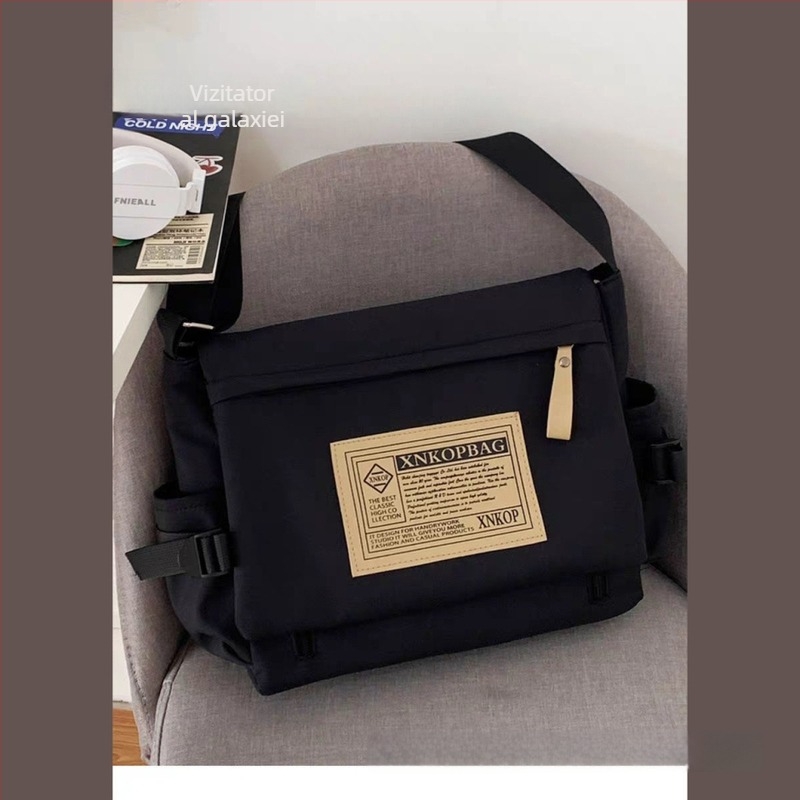 Geantă messenger în stil japonez de lucru, nylon, formă rotundă, închidere cu capac, buzunar interior cu fermoar