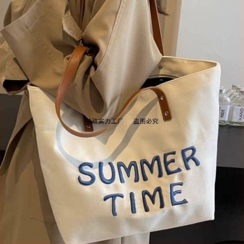 Geantă Tote din pânză cu literă brodată | corp din poliester, căptușeală din pânză, formă dreptunghiulară, deschidere deschisă, curele duble