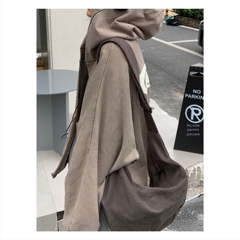 Geantă crossbody din pânză, stil unisex, formă ovală, închidere cu fermoar, căptușeală din pânză, curea cu o singură bretea