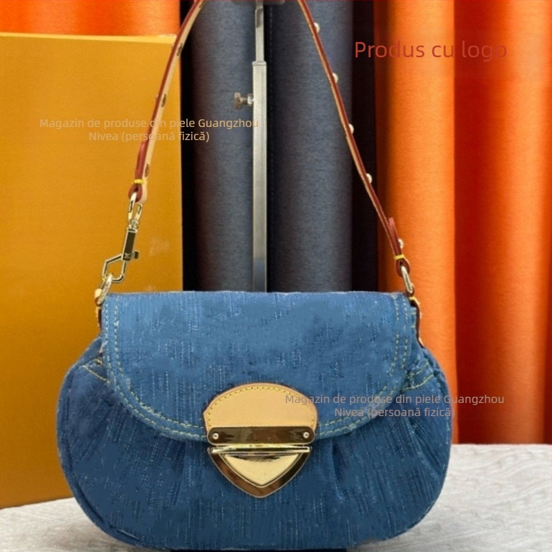 Geantă crossbody inspirată din denim, cu logo; piele naturală, căptușeală din pânză, închidere cu capac, formă orizontală pătrată, buzunar interior cu fermoar laminat