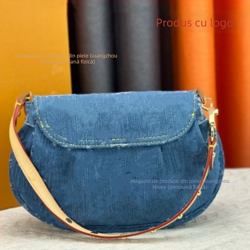 Geantă crossbody inspirată din denim, cu logo; piele naturală, căptușeală din pânză, închidere cu capac, formă orizontală pătrată, buzunar interior cu fermoar laminat