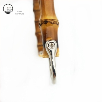 Mâner de geantă din bambus cu cataramă aurie, găuri de montaj stânga-dreapta (Material: Bambus; Hardware: Cataramă aurie; Gauri de montaj: Stânga și Dreapta)