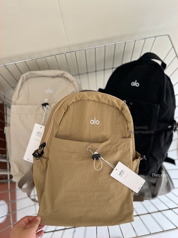 Rucsac feminin din nylon ușor pentru plimbări zilnice și călătorii, capacitate sub 20 L, încăpe 11 inch laptop, bretele curbate