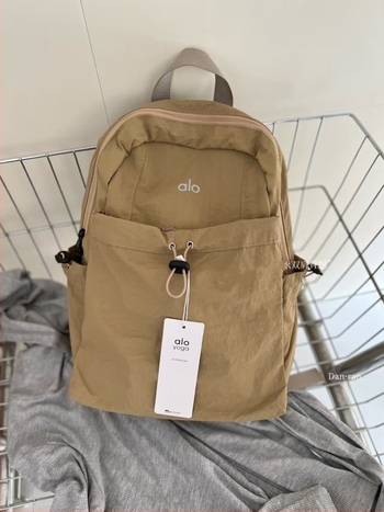 Rucsac feminin din nylon ușor pentru plimbări zilnice și călătorii, capacitate sub 20 L, încăpe 11 inch laptop, bretele curbate