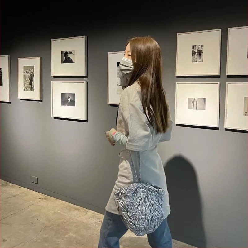 Geantă tip găleată Cosmos – plisată, cilindrică, închidere cu șnur, material poliester, curea pe umăr