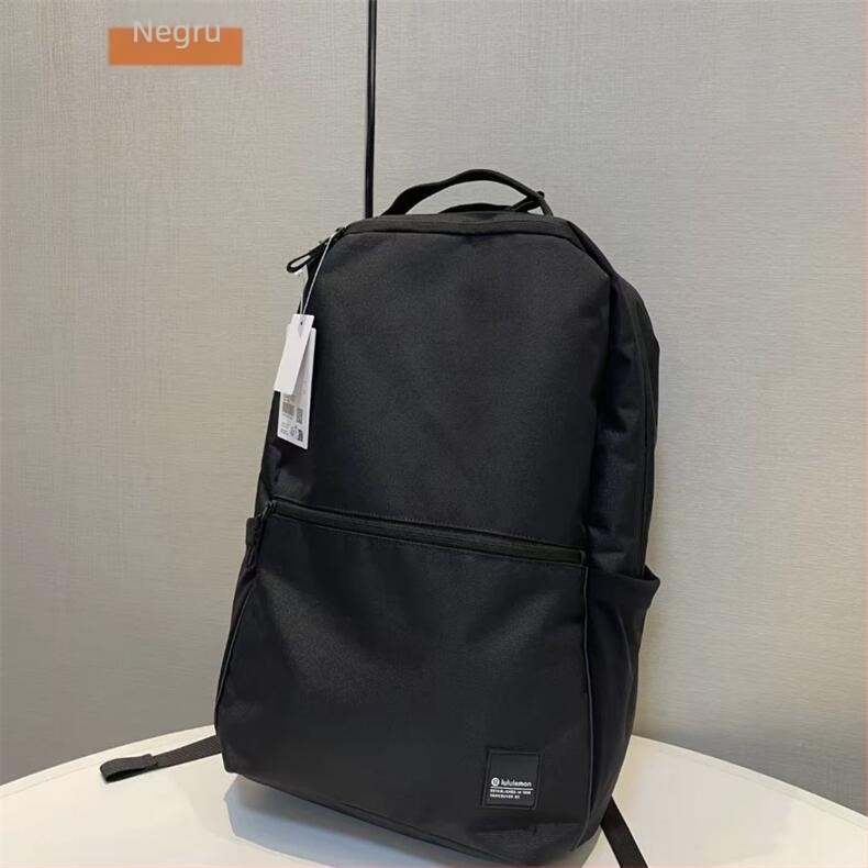 Rucsac cu închidere cu două fermoare, construcție din nylon, exterior tridimensional, cu buzunar pentru telefon și buzunar laminat cu fermoar; respirabil, impermeabil, rezistent.