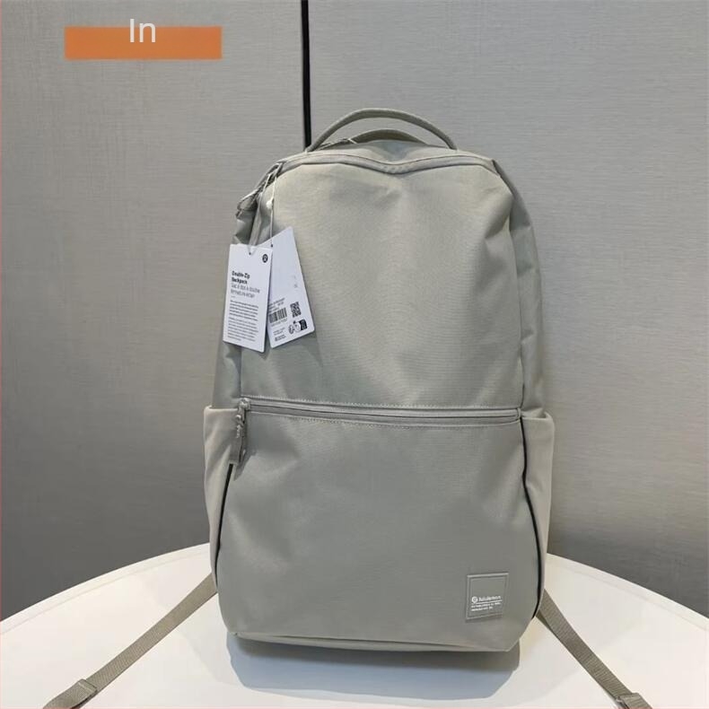 Rucsac cu închidere cu două fermoare, construcție din nylon, exterior tridimensional, cu buzunar pentru telefon și buzunar laminat cu fermoar; respirabil, impermeabil, rezistent.
