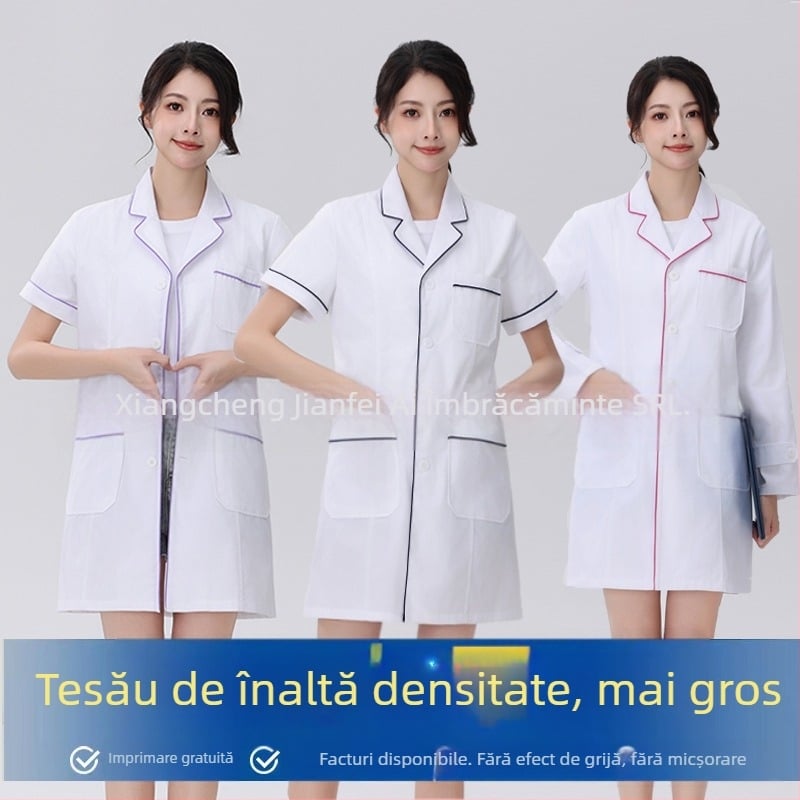 Halat medical pentru clinici de înfrumusețare, feminin, cu guler stil sacou, mâneci scurte, material care evacuează umezeala (amestec bumbac-poliester 30–50% bumbac, 50–70% poliester), lungime medie 65–80 cm