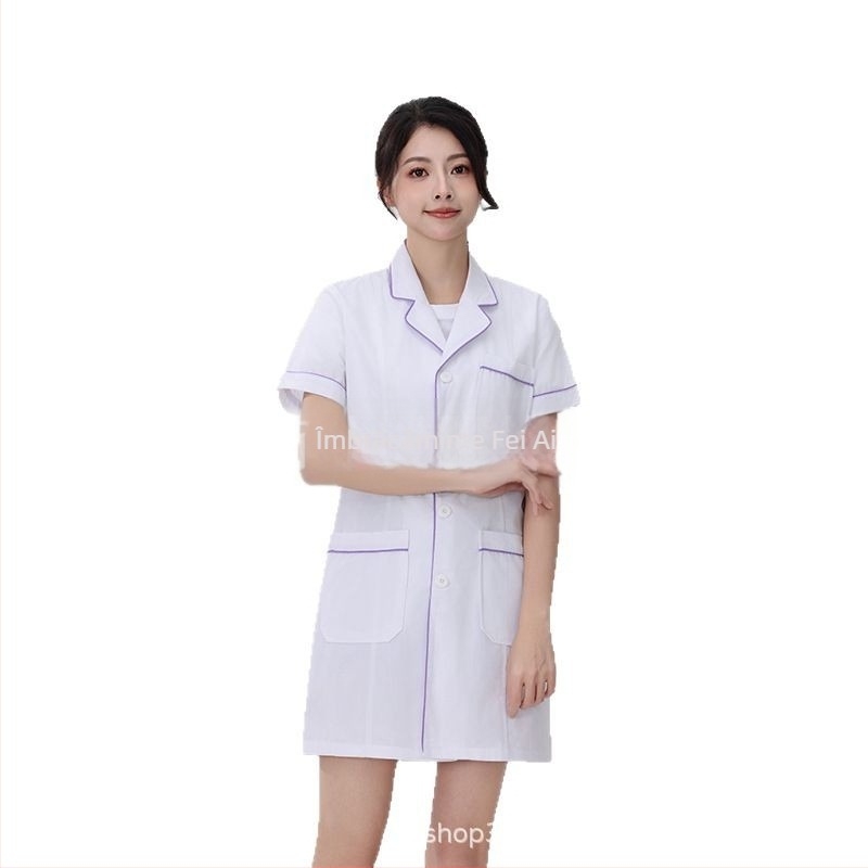 Halat medical pentru clinici de înfrumusețare, feminin, cu guler stil sacou, mâneci scurte, material care evacuează umezeala (amestec bumbac-poliester 30–50% bumbac, 50–70% poliester), lungime medie 65–80 cm