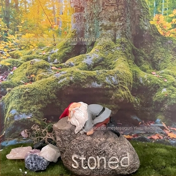 Statuie de grădină din rășină: pitic bețiv pentru micro-peisaj (Material: rășină; Categoria: meșteșuguri din rășină; Ambalaj: ambalaj standard)