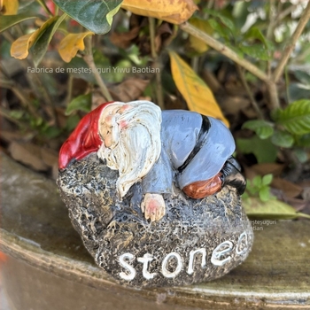Statuie de grădină din rășină: pitic bețiv pentru micro-peisaj (Material: rășină; Categoria: meșteșuguri din rășină; Ambalaj: ambalaj standard)