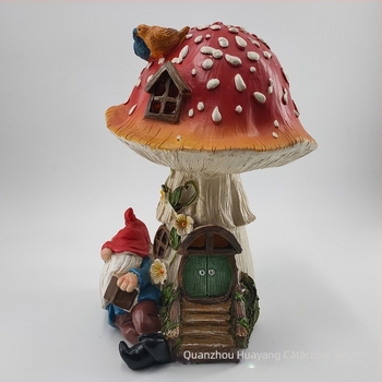 Figură decorativă pentru grădină: elf mic cu casă de ciuperci, din rășină, Huayang