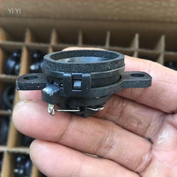 Tweeter auto HiFi cu diafragmă de mătase, pentru uși, montaj triunghiular pe A-pilon, 4 Ω, 20 W