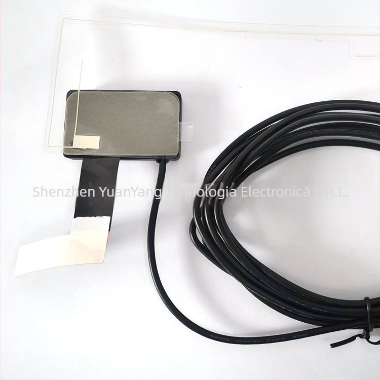 Antena auto DAB/FM/AM pentru radio digital — Gama de frecvențe: 174–240 / 1452–1492 MHz; Câștig: 15 dB ±3 dB; Câștig L‑Band: 18 dB ±3 dB; Impedanță de ieșire: 50 Ω; SWR ≤ 2