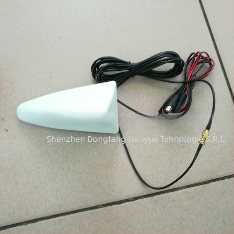 Antena activă pentru autovehicul în formă de aripioară de rechin pentru DAB AM/FM/DTMB televiziune digitală, 470–860 MHz, câștig 3.5, impedanță 20 Ω, SWR ≤1.5, alimentare 220 V