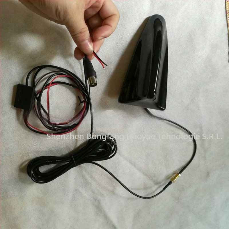Antena activă pentru autovehicul în formă de aripioară de rechin pentru DAB AM/FM/DTMB televiziune digitală, 470–860 MHz, câștig 3.5, impedanță 20 Ω, SWR ≤1.5, alimentare 220 V