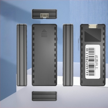 Locator auto cu GPS – precizie <10 m; alarme: vibrație, întrerupere alimentare, alertă mobilă, geofence, depășire viteză; autonomie baterie 72 h; memorie 64 MB