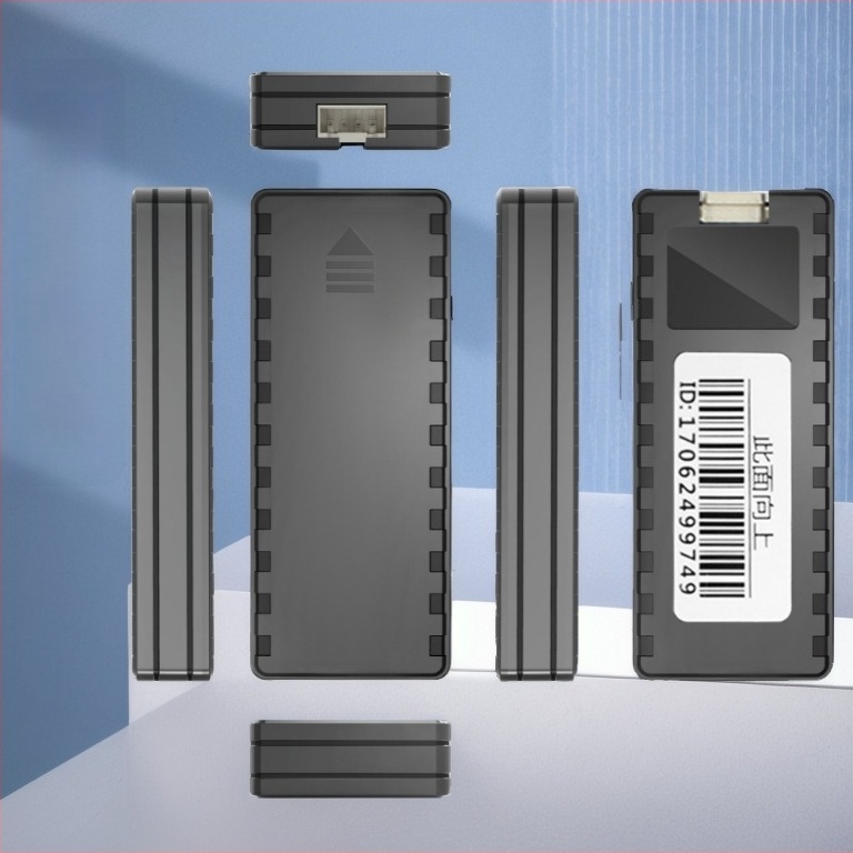 Locator auto cu GPS – precizie <10 m; alarme: vibrație, întrerupere alimentare, alertă mobilă, geofence, depășire viteză; autonomie baterie 72 h; memorie 64 MB