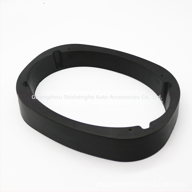 Șaibă din plastic pentru difuzor auto cu design în unghi — amortizare vibrații, reglare adâncime montaj, construcție solidă, greutate 0,1 kg