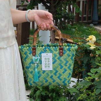 Geantă de damă din PVC, formă ovală, deschidere deschisă, fără căptușeală, fără curea, duritate medie spre moale