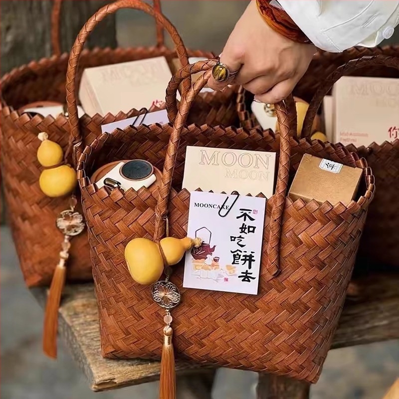 Geantă de damă din PVC, formă ovală, deschidere deschisă, fără căptușeală, fără curea, duritate medie spre moale