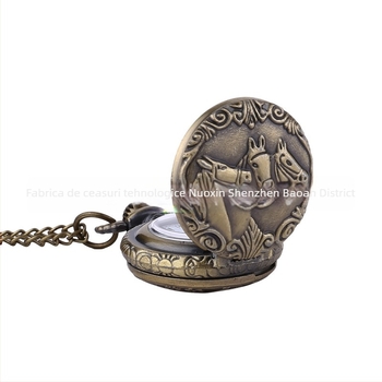 Ceas de buzunar în stil antic cu motiv relief cu trei cai, mișcare cuarț, carcasă din aliaj, sticlă minerală, model 6022