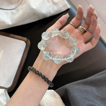 Brățară din cristal, fără pietre laterale, pe șnur elastic; componente metalice: aliaj și argint 925; ambalată individual; stil: proaspăt și chic