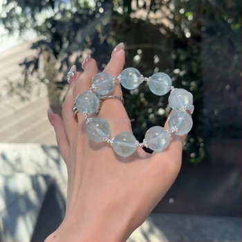 Brățară din cristal, fără pietre laterale, pe șnur elastic; componente metalice: aliaj și argint 925; ambalată individual; stil: proaspăt și chic