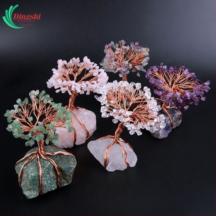 Copac noroc din cristal cu bază naturală, cristale de ametist pudră, țesute manual, formă geometrică (Material: Cristal; Proces: Șlefuire și Polisare; Sursă material: Natural; Claritate: VVS; Formă: Geometrică)