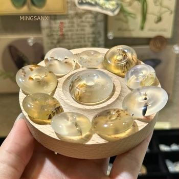 Pandantiv din calcedonie naturală, formă rotundă, șlefuire și lustruire, material natural, stil modern minimalist