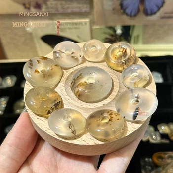 Pandantiv din calcedonie naturală, formă rotundă, șlefuire și lustruire, material natural, stil modern minimalist