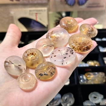 Pandantiv din calcedonie naturală, formă rotundă, șlefuire și lustruire, material natural, stil modern minimalist