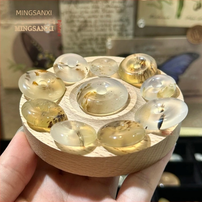 Pandantiv din calcedonie naturală, formă rotundă, șlefuire și lustruire, material natural, stil modern minimalist