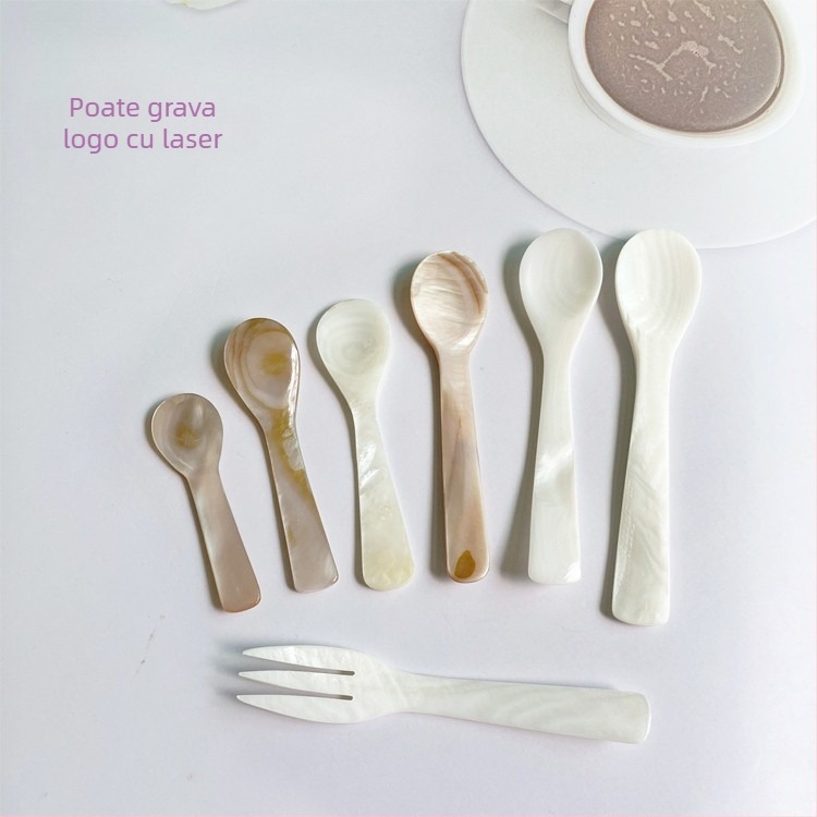 Set tacâmuri din scoică — lucrat manual, gravat și lustruit, material natural; include cuțit, furculiță și lingură de desert